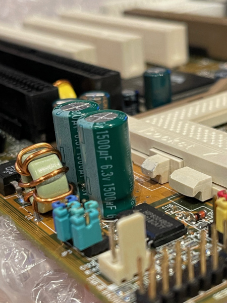 File:Soltek SL-54U5 CPU caps.jpeg